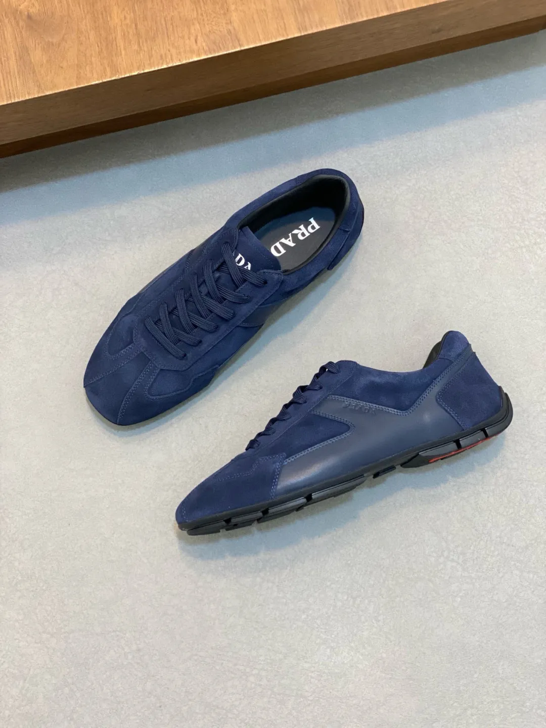 Men's Men's Shoes 💰800 Prada/Prada Men's Leather Casual Sports Shoes, a hot product made in Guangzhou! Made of imported calfskin splicing upper, three-dimensional geometric segmentation, precision manufacturing, uniform stitching, leather texture at a glance, multi-color splicing, fashionable and generous, soft, comfortable and breathable, decorated with PRADA letter logo on the outside, classic letter logo on the tongue, fabric strap on the heel, P family's classic sports shoe type, with fabric lining, silver logo cowhide foot pads, and P family's exclusive rubber outsole. The details are carefully crafted, making it a versatile item for travel! Comes with original box and dust bag! Multiple colors available! Size: 39-40-41-42-43-44 standard leather shoe size (38, 45 customized ¥)